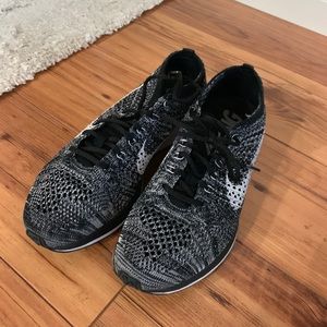 **sold**Nike flyknit oreo color Man size 5.5